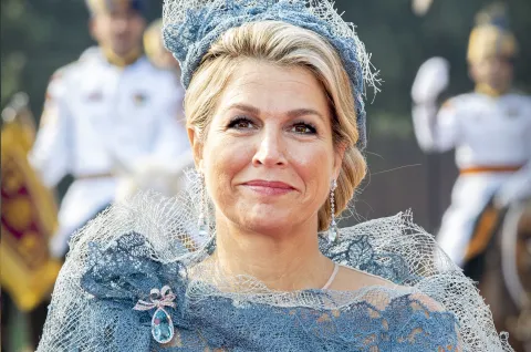 Máxima Zorreguieta causa impacto en Holanda al repetir un sofisticado vestido efecto naked Máxima Zorreguieta en India, en 2019.