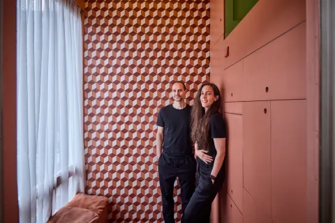 Minidepartamento de 7 metros: así se puede maximizar el espacio para vivir Los arquitectos Beatriz Ramo y Bernd Upmeyer en el minidepartamento que armaron.
