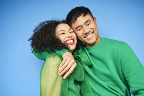 Neuronas espejo: las emociones se contragian y te damos ejemplos Neuronas espejo: cómo las emocones se contagian entre dos personas.