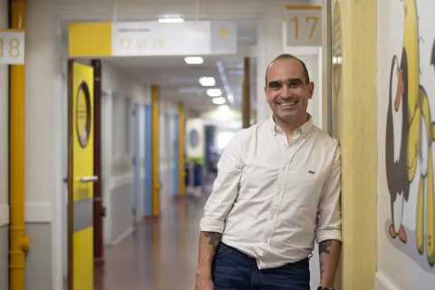 Es oncólogo pediátrico y se dedica a cumplir los sueños de los chicos con enfermedades graves "Soñar es terapéutico", dice Nicolás Fernández Ponce, oncólogo pediátrico.