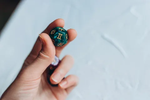 Este es tu número de poder, según la numerología: ¿cómo calcularlo y qué significa? Mujer mostrando un dado de numerología.