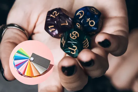 Numerología: descubrí cuál es tu color de la suerte, de acuerdo a tu fecha de nacimiento Dados de numerología en una mano abierta.