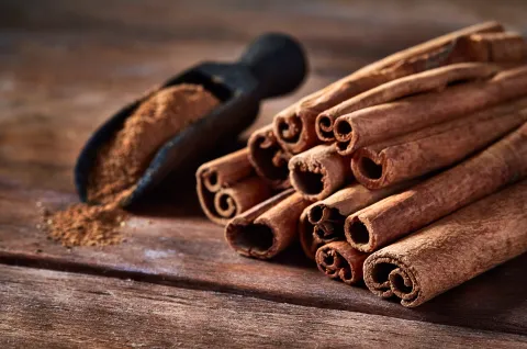 Este es el energético ritual con canela que hay que hacer el 1 de agosto para atraer abundancia Canela sobre la mesa.