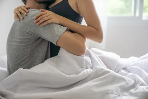 Reproducción asistida: ¿qué pasa con la sexualidad y el deseo en medio de un tratamiento? Pareja teniendo sexo.