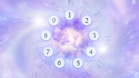 Este es el significado de tu fecha de tu nacimiento, según la numerología Bebé envuelto en un círculo de números del 1 al 9 en un fondo de galaxia