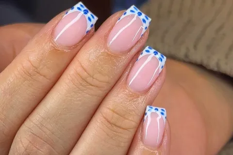 Así son los diseños de uñas francesas deconstruidas, la nueva tendencia en manicura Las uñas francesas son un clásico de todos los tiempos. Ahora, con una vuelta de tuerca, llega una nueva propuesta que se posiciona como la elegida del 2024.
