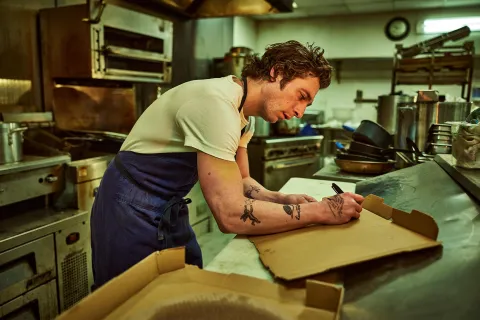 Los tatuajes de El Oso: Jeremy Allen White revela los diseños de Carmy, su personaje en la serie Jeremy Allen White como Carmy en The Bear.