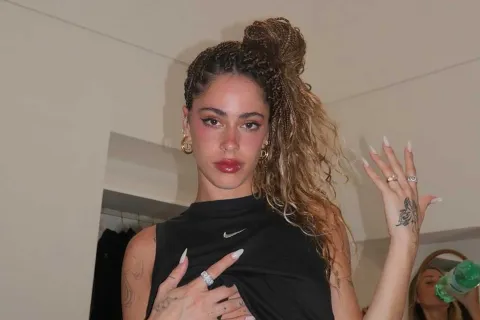 El impactante cambio de look de Tini Stoessel mientras viaja por Italia con sus amigas La cantante argentina está de vacaciones con sus amigas y compartió imágenes con sus fans de su nuevo estilismo beauty.