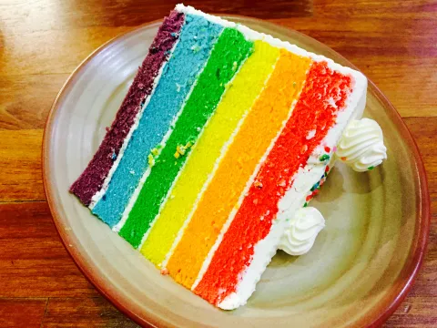 Día del Niño: receta de torta multicolor fácil, rica y sin prender el horno Torta multicolor, porción.