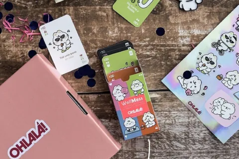 Cómo se juega a Wellmess, el nuevo juego de cartas de OHLALÁ! Una mesa con un juego de cartas encima.