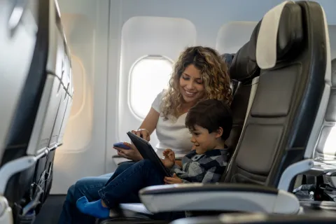 Una mamá en el avión con su hijo