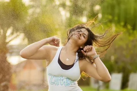 ¿Por qué bailar le hace bien al cerebro?: esto es lo que dicen las neurociencias Bailar, mujer