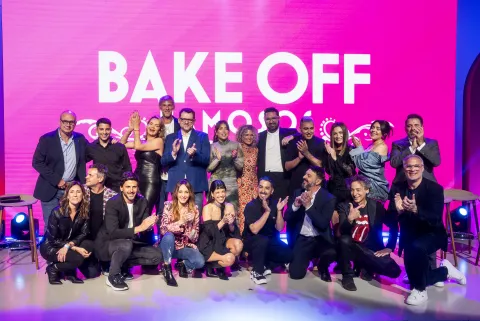 Bake Off Famosos: cuándo se estrena el reality conducido por Wanda Nara y quiénes son los participantes Todo el elenco y jurados de Bake Off posando sobre un escenario.