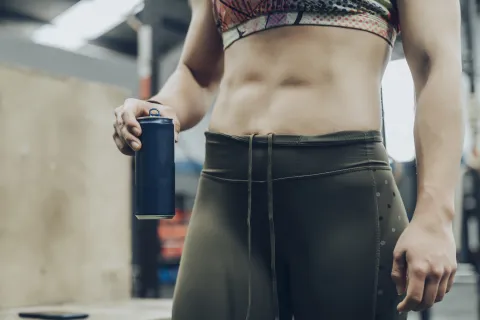 El boom de las bebidas energizantes: ¿cuáles son sus beneficios y sus riesgos? Las bebidas energizantes se presentan como una solución rápida para combatir la fatiga y aumentar la resistencia física, pero pueden tener consecuencias significativas en el organismo.