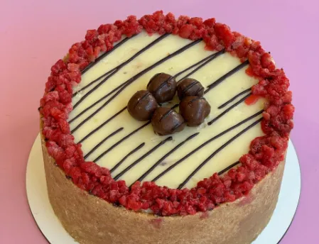 Tortas con sabor a golosinas: dónde probarlas en Buenos Aires Frandelitte: La estrella de Candelitte combina sablée, ganache bicolor y Franui en perfecto equilibrio