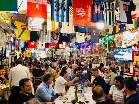 Comer barato en clubes de barrio en CABA: estos son los 5 mejores lugares para conocer La Cantina de Palermo está siempre repleta de comensales