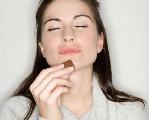 Día Internacional del Chocolate: cómo catar chocolate para identificar el mejor Mujer come chocolate