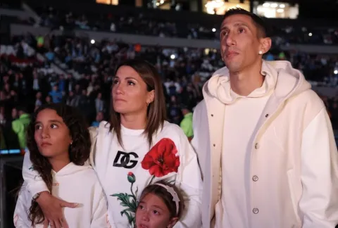 Así es el buzo que Jorgelina Cardoso usó en la despedida de Di María y ya es tendencia La familia Di María en el Monumental, el 5 de septiembre de 2024.