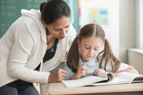 Día del Maestro 2024: ¿el 11 de septiembre hay clases? Maestra y alumna estudiando.