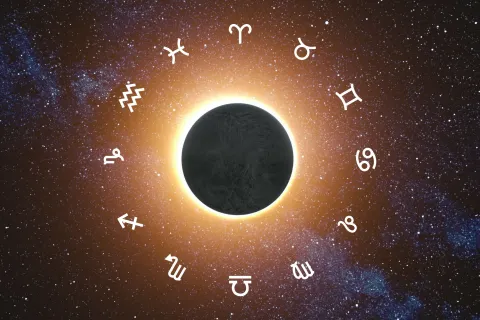 Este miércoles llega el Eclipse Total de Sol en Leo: ¿cuáles son los 4 signos más afectados? La rueda zodiacal, con los símbolos de los 12 signos astrales y en el centro, la imagen de un eclipse solar.