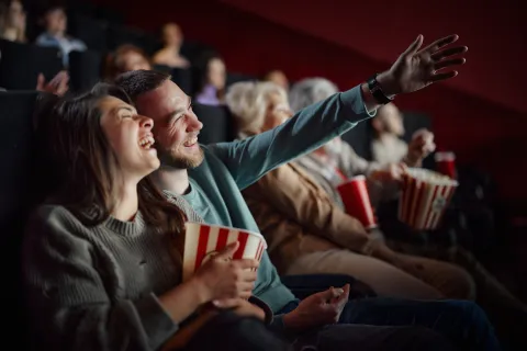 Fiesta del Cine 2024: ¿cómo conseguir entradas a $2500? Foto de gente en el cine.