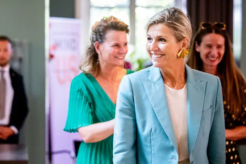 Máxima Zorreguieta impone tendencia con su look reciclado y sus accesorios XXL La reina Máxima Zorreguieta visitó la Fundación Door het Geluid con un estilismo que ya utilizó en una oportunidad y con unos aros que se llevaron todas las miradas.