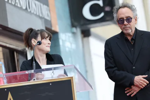 Las emotivas palabras de Winona Ryder cuando Tim Burton recibió su estrella de la fama Winona Ryder y Tim Burton en el Paseo de la Fama de Hollywood, el 3 de septiembre de 2024.
