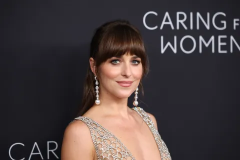 5 marcas argentinas donde podés conseguir el vestido lencero de Dakota Johnson Dakota Johnson en la semana de la moda en Nueva York