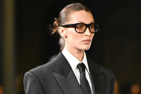 La vuelta del “power suit” en Paris Fashion Week: así lo lució Bella Hadid en homenaje a Yves Saint Laurent Bella Hadid regresó a lo grande al mundo de las pasarelas de la mano de Saint Laurent