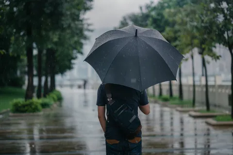 Lluvia negra: de qué se trata el fenómeno que afectará a la Argentina Hombre usando un paraguas debajo de la lluvia