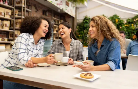 Mi pareja no tiene amigos: ¿qué puedo hacer? grupo de amigas