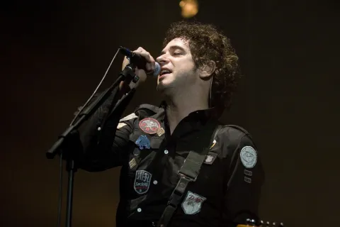 A 10 años de la muerte de Gustavo Cerati, las canciones que más nos marcaron Foto de Gustavo Cerati durante un show.