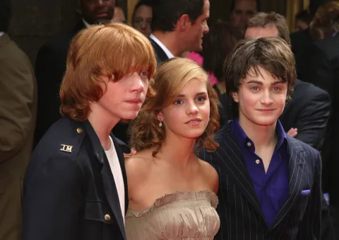 La serie de Harry Potter en HBO abrió su casting: quiénes serán Harry, Ron y Hermione Foto de Rupert Grint, Emma Watson y Daniele Radcliffe en la premiere de Harry Potter and The Prisoner of Azkaban, en 2004.