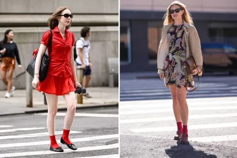 Alerta tendencia 2025: las medias rojas siguen siendo las protagonistas de la temporada Las medias rojas se llevan con todo: con botas de caña corta, ballerinas, zapatillas, mules, lo que se te ocurra