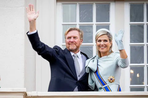 Máxima Zorreguieta impactó con su look total white y moño XXL La reina de los países bajos, Máxima Zorreguieta lució un estilismo soñado para el día más importante de su esposo