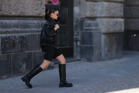 Alerta tendencia 2025: estas son las botas que mejor lucen con faldas Las botas que quedan mejor con minifaldas son las de caña alta