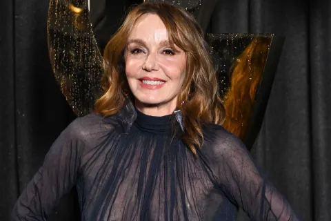 Philippine Leroy-Beaulieu, la actriz de Emily in Paris, impactó con un naked dress en París Philippine Leroy-Beaulieu, la actriz de Emily in Paris se llevó todas las miradas en el desfile de Yves Saint Laurent