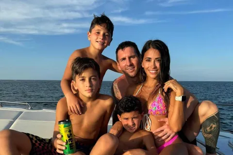 El tierno mensaje de Antonela Roccuzzo por el cumpleaños de su hijo Mateo Messi La influencer rosarina, Antonela Roccuzzo publicó un emotivo mensaje por el cumpleaños número nueve de su hijo, Mateo Messi y compartió fotos inéditas.
