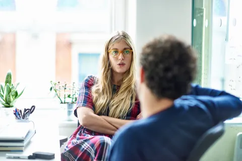 Estas son las 7 frases que dicen las personas con mayor inteligencia emocional: ¿vos las usás? Una mujer y un hombre conversando.