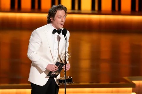 Premios Emmy 2024 en VIVO: cuándo y dónde ver la ceremonia en Argentina Foto de Jeremy Allen White en los Premios Emmy.