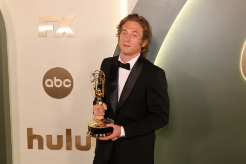 The Bear: cuándo se estrena la temporada 4 de la serie con Jeremy Allen White Foto de Jeremy Allen White con su Emmy 2024