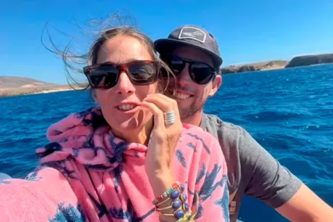 Esta es la historia de amor de Juana Viale y su novio Yago Lange Juana y Yago, muy enamorados en una travesía marítima.