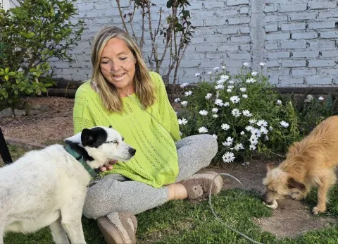 Tiene cáncer terminal y escribió un libro para acompañar a otras personas Julia terminó su libro en la última etapa de un cáncer terminal: busca ayudar a otras personas.