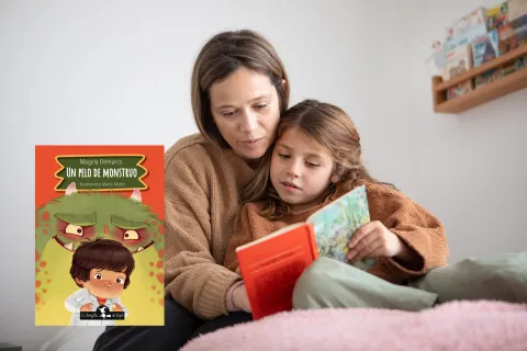 Bullying escolar: así es "Un pelo de monstruo", el libro de cuentos para hablar del tema con los más chicos Una mamá leyendo un cuento a una niña.