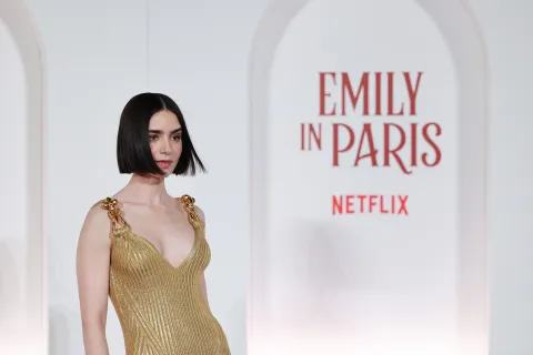 Lily Collins hace brillar Roma en la premiere de los nuevos episodios de Emily in Paris Lily Collins en la premiere en Roma de Emily in Paris.
