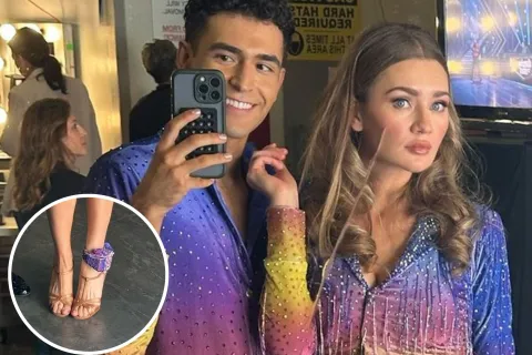 Anna Delvey: la estafadora de Nueva York que participa de un reality usando una tobillera electrónica Anna posando junto a un participante del certamen
