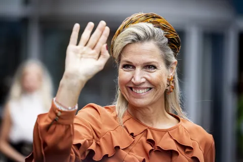 Máxima Zorreguieta impone el look total orange, con un sorprendente detalle de plumas Foto de Máxima Zorreguieta.