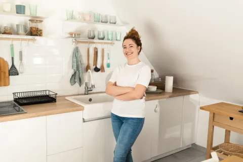 6 consejos prácticos para que las cocinas pequeñas se vean más grandes Menos es mas, es una de las premisas para ganar liviandad en cocinas con pocos metros.