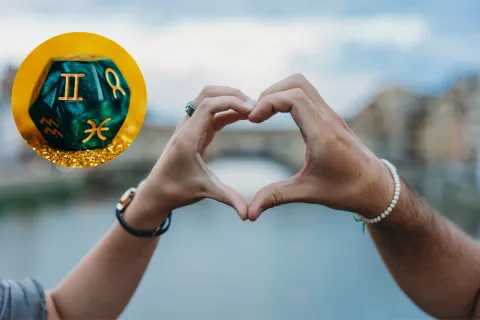 Compatibilidad de pareja según la numerología: ¿qué dice la fecha de nacimiento sobre tus vínculos? Manos formando un corazón y un dado de numerología