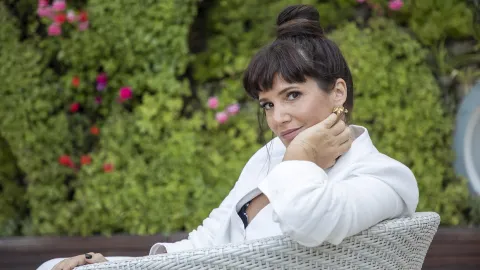 Griselda Siciliani, protagonista de Envidiosa, tiene en su balcón la planta tendencia: ¿cuál es y por qué es fácil de cuidar? Griselda Siciliani sentada en un sillón en el jardín de su casa y rodeada de plantas